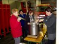 09 die fleissigen Damen beim Gluehwein kochen